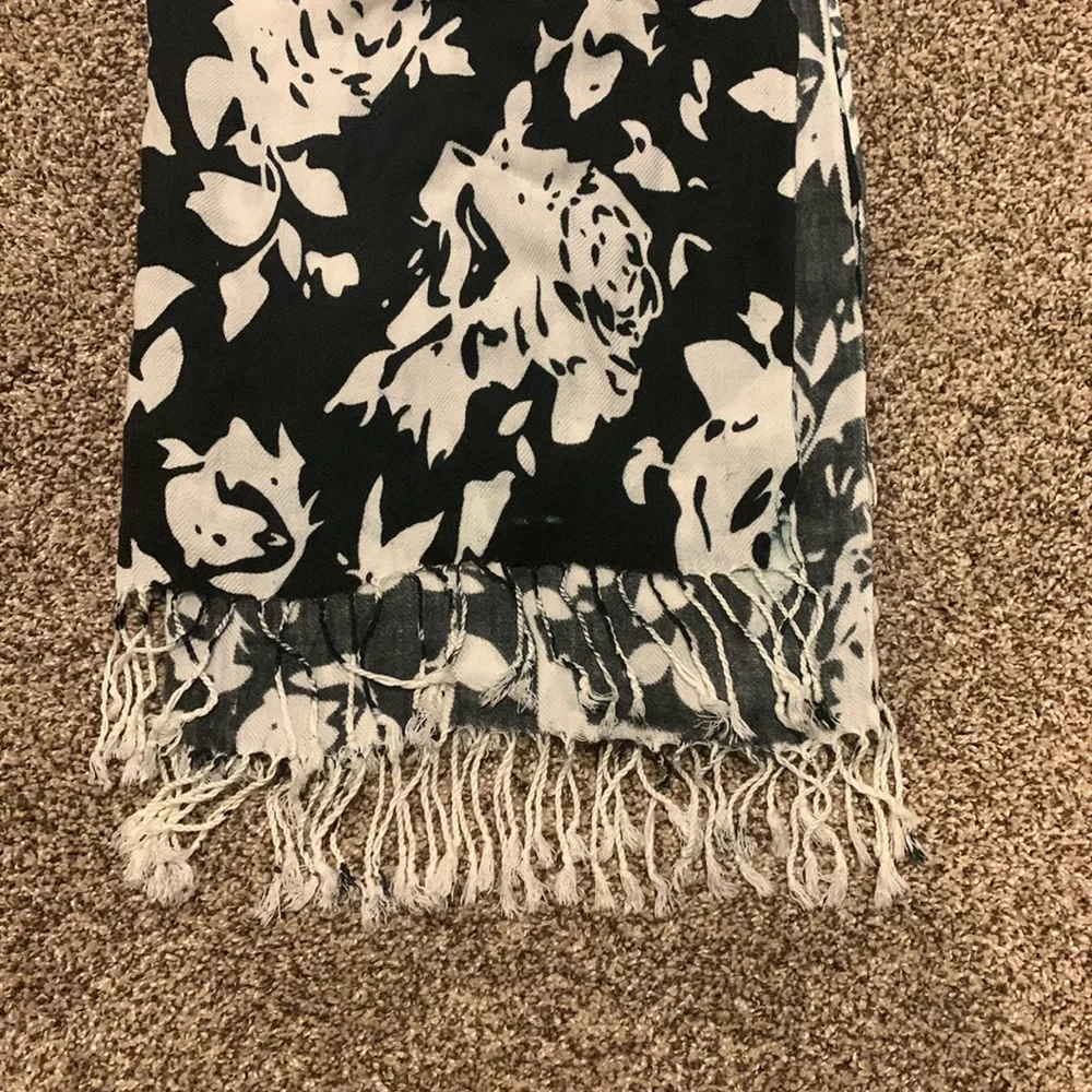 Pashmina Floral Scarf Black Soft White NWT Fringe Wearable Art Wrap Shawl